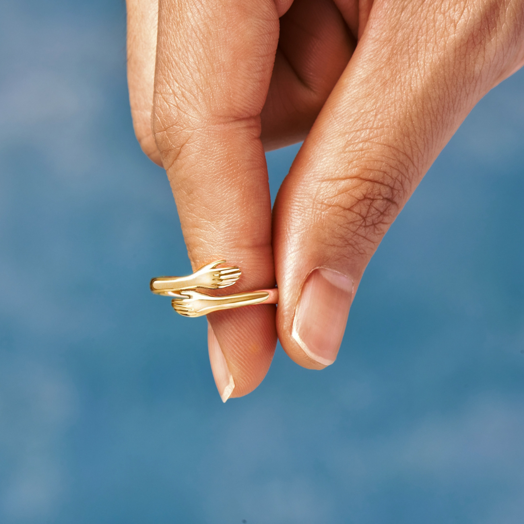 SOLANE ™ - GOLDEN HUG RING A GENTLE SYMBOL OF LOVE