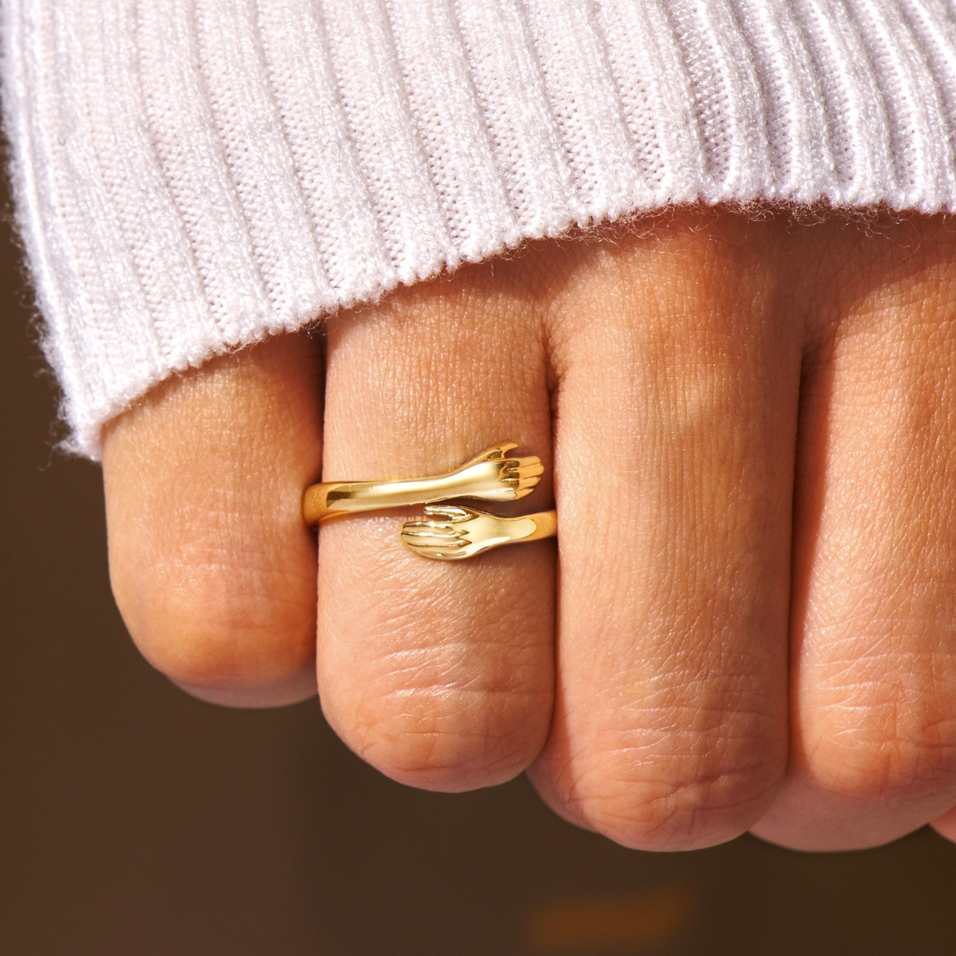 SOLANE ™ - GOLDEN HUG RING A GENTLE SYMBOL OF LOVE